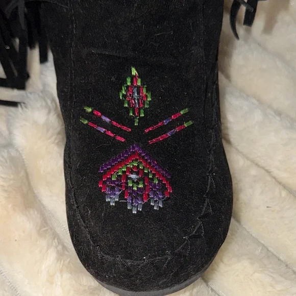 Unbranded 7.5 Black Fringe Embroidered Boho moccasin Boots w/Rubber Grip Soles - Picture 5 of 8
